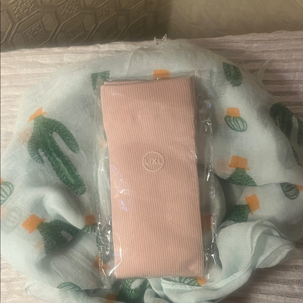 Source Unknown Women's Ribbed Compression Sock Se… - image 4